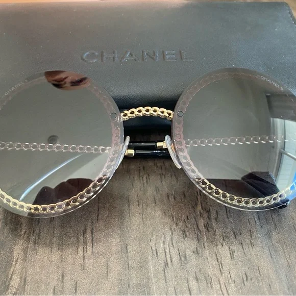Chic Black Sunglasses with Chain Detail - Picture 13 of 15